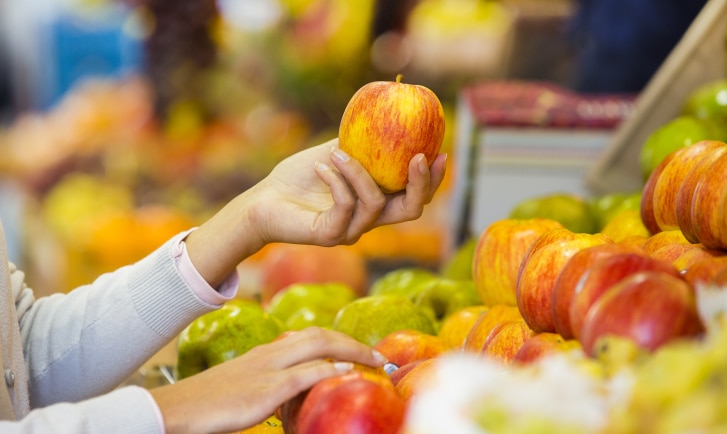 une femme achete des fruits de saison