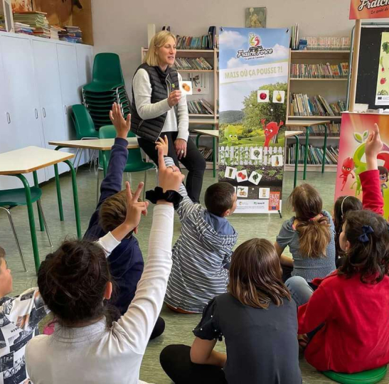 Animation par une diététicienne dans une école, avec des enfants